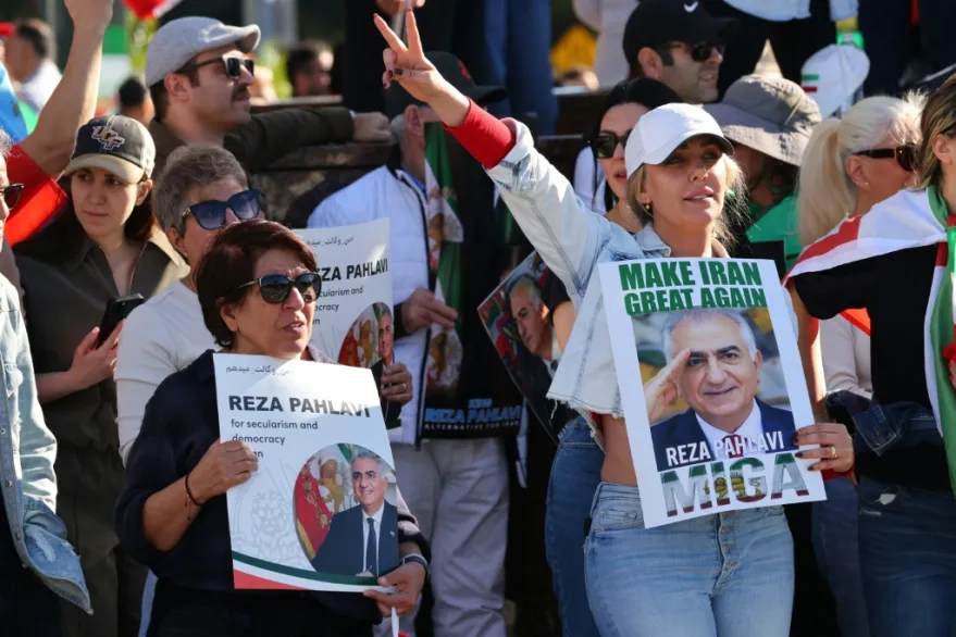 ترامب يلوّح بالخيار العسكري ضد طهران ويكشف استعداد إيران “للتفاوض”