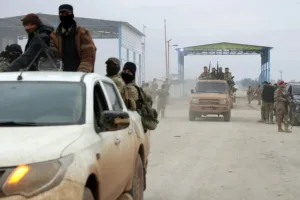 الجيش السوري يسيطر على مدينة الطبقة وسد الفرات بعد انسحاب القوات الكردية وتزايد التوتر شمال البلاد