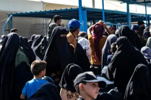 القوات السورية تتسلّم مخيم الهول بعد انسحاب «قسد» وتحولات في المشهد الأمني