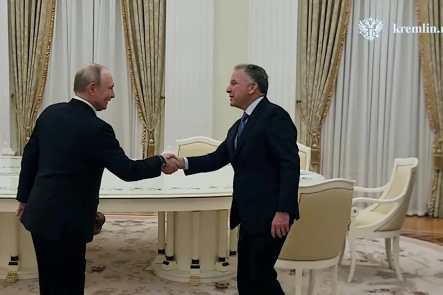 حراك دبلوماسي متسارع بين موسكو ودافوس وأبوظبي بحثا عن مخرج لحرب أوكرانيا