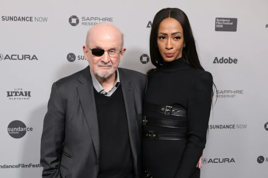 سلمان رشدي يحذّر من تصاعد العنف في أميركا ويقول إن الخطر بات يطاول الجميع