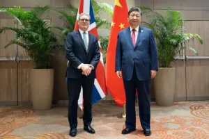 زيارة ستارمر إلى بكين تعيد فتح قنوات الشراكة بين لندن وبكين