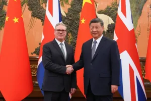 ستارمر يراهن على بكين لإنعاش الاقتصاد وسط تحذيرات أميركية حادة