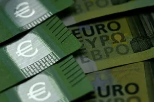 نمو يفوق التوقعات يعيد الثقة لاقتصاد منطقة اليورو رغم العواصف التجارية