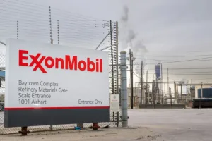 إكسون موبيل تشترط ضمانات قانونية قبل العودة إلى الاستثمار النفطي في فنزويلا