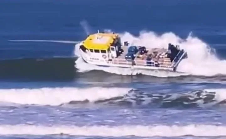 أمواج هائجة وخطر الانقلاب: سفينة مزارع الأسماك تواجه الموت قبالة ميناء سيدي إفني!