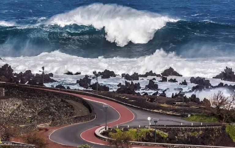 أمواج عاتية تصل لـ8 أمتار.. ورياح قوية تضع السواحل المغربية في حالة تأهب