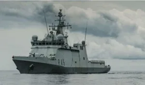 سفينة حربية إسبانية تتوقف بمليلية المحتلة لتعزيز وجودها العسكري… زيارة سلام بطعم السيطرة