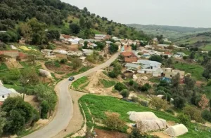 عزلة رقمية وطرق مهترئة تعمّق معاناة دواوير أسجن بإقليم وزان