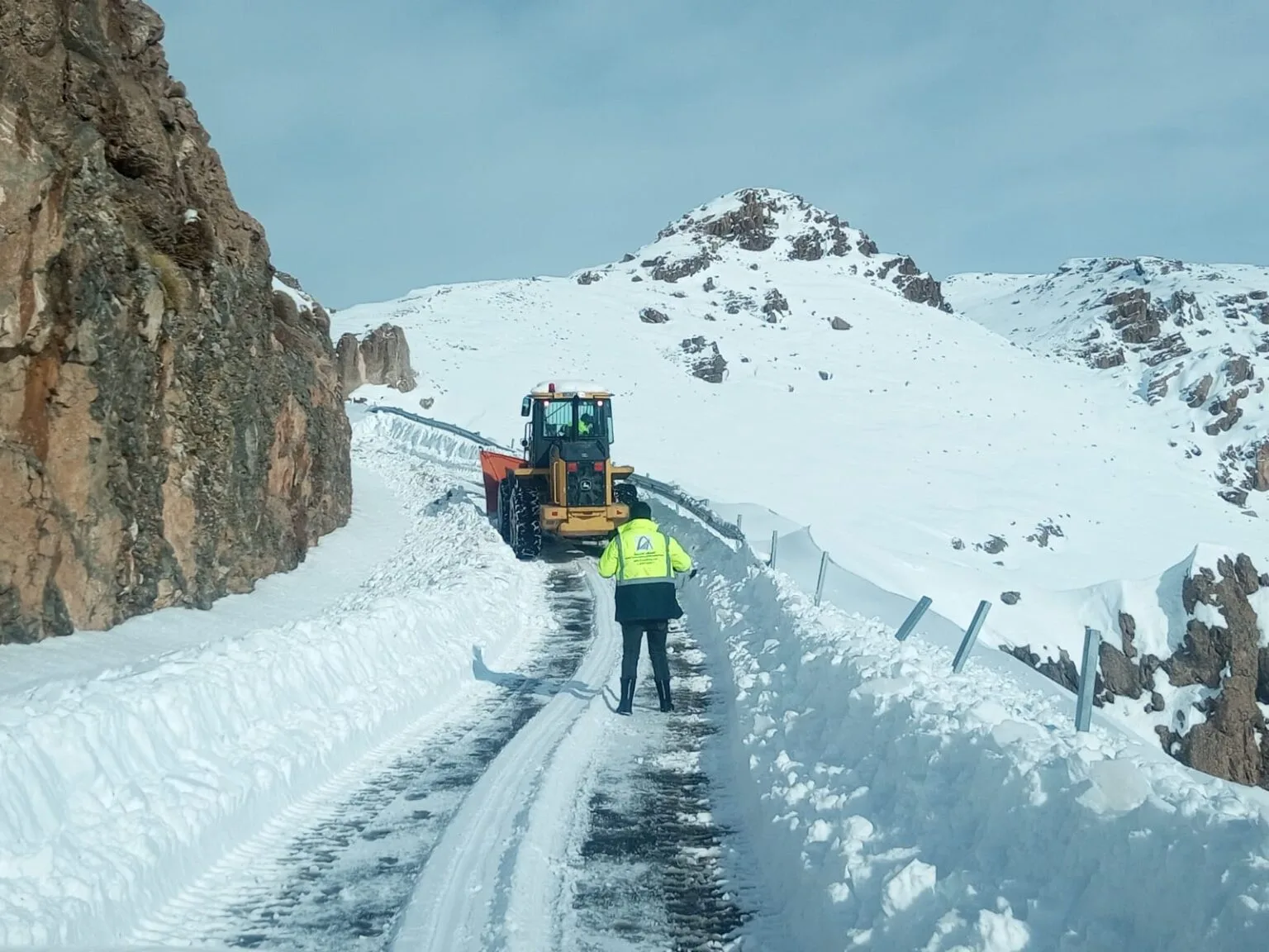 نشرة إنذارية: أمطار رعدية وثلوج وطقس بارد ورياح قوية بعدة مناطق بالمملكة