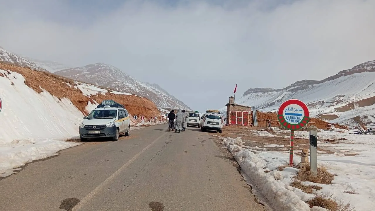 المديرية الإقليمية للتجهيز بورزازات تعلن إعادة فتح جميع الطرق بعد تدخل كاسحات الثلوج