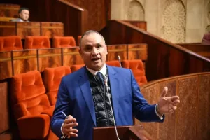 مزور يعترف بغلاء المعيشة ويقرّ بأخطاء حكومية في تدبير التضخم