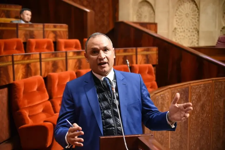 مزور يعترف بغلاء المعيشة ويقرّ بأخطاء حكومية في تدبير التضخم