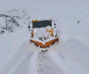 إغلاق متواصل لطريق تيزي نتيشكا بسبب الثلوج وسط تحذيرات من مخاطر السير