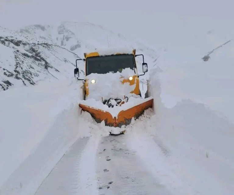 إغلاق متواصل لطريق تيزي نتيشكا بسبب الثلوج وسط تحذيرات من مخاطر السير
