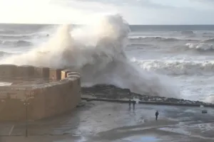 أمواج عاتية ورياح قوية تضرب السواحل المغربية ابتداء من الأربعاء