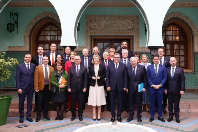 أخنوش يستقبل قيادات برلمانية فرنسية ويؤكد متانة الشراكة الاستراتيجية بين الرباط وباريس