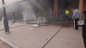 حريق مفاجئ يلتهم محلات تجارية بترميكت ويخلف خسائر مادية جسيمة