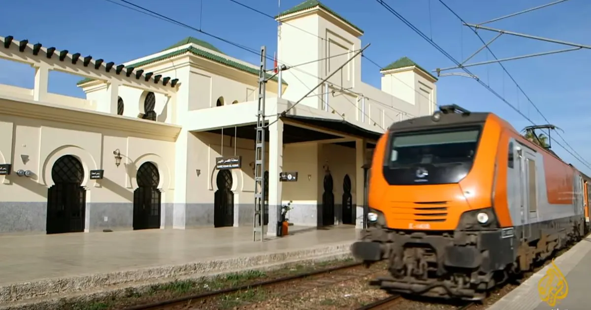 قطارات مجانية لإجلاء المتضررين من فيضانات القصر الكبير… إجراءات استعجالية لتأمين السكان وسط حالة استنفار شاملة