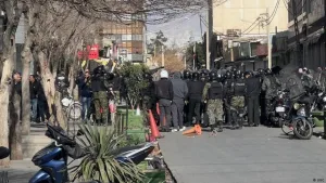 مقتل شرطي وتصاعد الاحتجاجات يضعان إيران أمام اختبار داخلي جديد