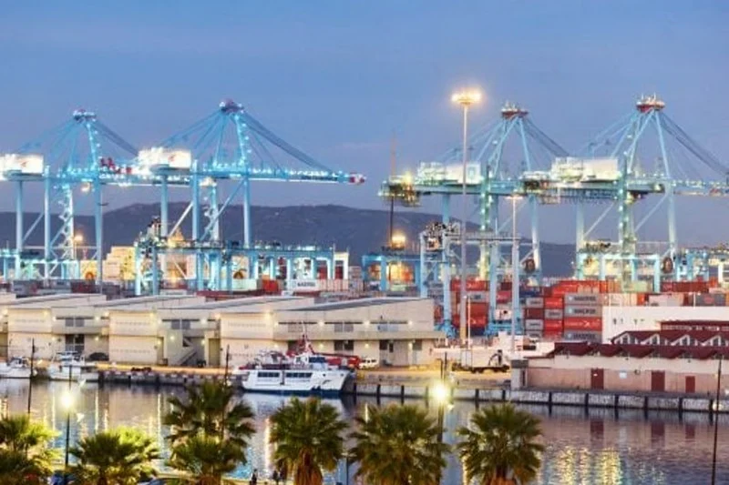 تكدس شاحنات طنجة المتوسط يربك ميناء الجزيرة الخضراء وسط قيود وعواصف