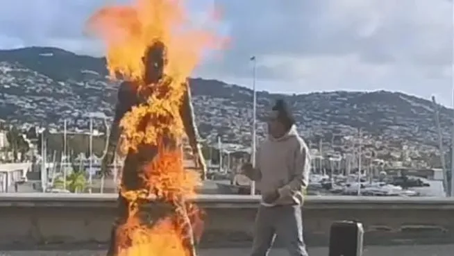 إحراق تمثال كريستيانو رونالدو أمام متحفه في ماديرا يثير موجة استنكار واسعة