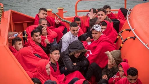 الحكومة الإسبانية تعتمد تسوية استثنائية لأوضاع المهاجرين … نصف مليون شخص يستفيدون من أوراق الإقامة !!