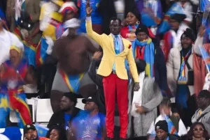 لا يتحرك طوال ساعتين تقريبا … مشجع كونغولي كتمثال واقف يخلّد باتريس لومومبا بصمت رمزي في ملاعب كأس إفريقيا بالمغرب