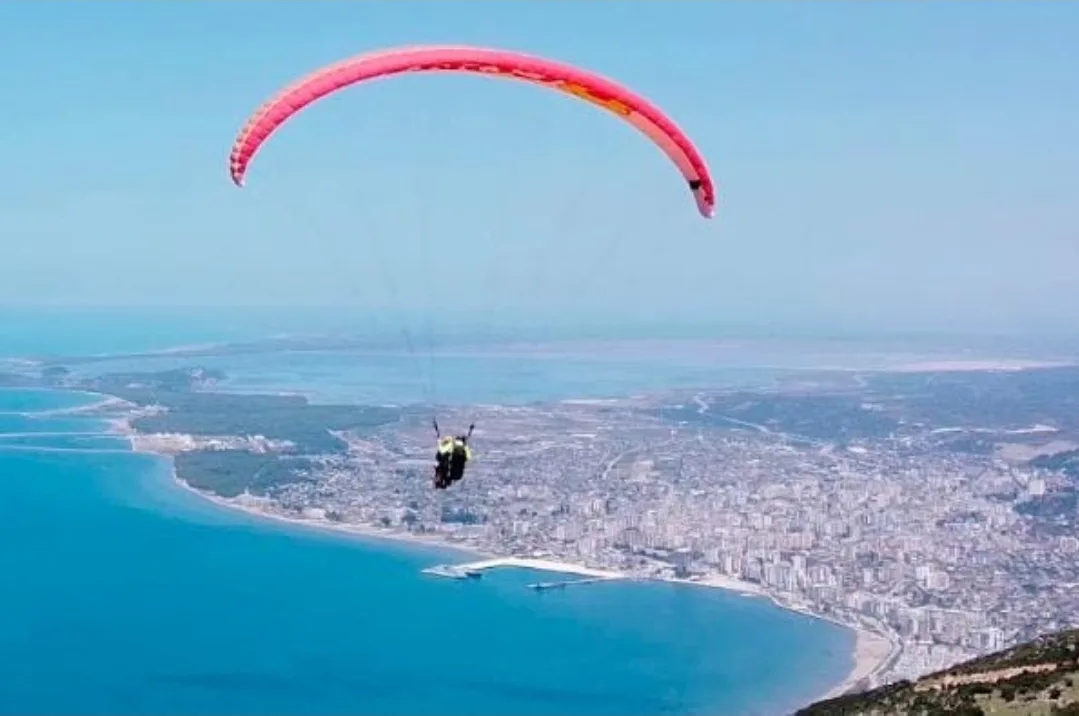 الحرس المدني الإسباني يحذّر من أسلوب جديد لدخول سبتة :     “مهاجرون يصلون عبر الطيران الشراعي”