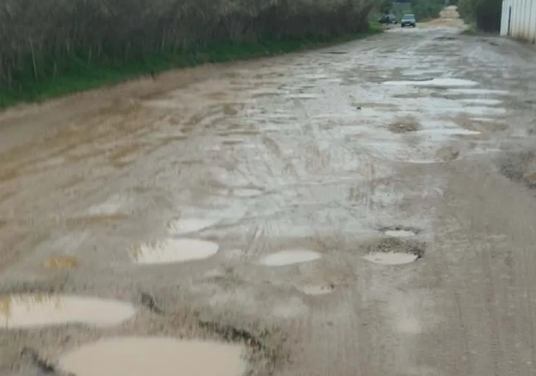 تطوان :    الأمطار تكشف الغش في إنجاز طريق بجماعة الملاليين، ومطالب بمحاكمة المتورطين