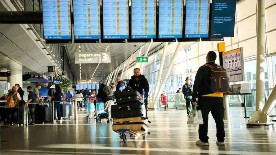 هولندا  :     إلغاء أكثر من أربعمائة رحلة جوية في مطار أمستردام بسبب الطقس الشتوي