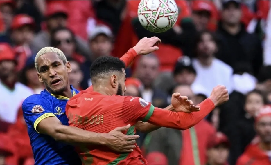 كارثة تكتيكية من المدرب الركراكي تُكبد المنتخب المغربي هدفاً ضائعاً في الشوط الأول أمام تنزانيا