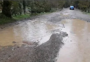 الحسيمة :    طريق أزيلا” بجماعة إساكن :     أزمة طرقية وظلال القيادة المفقودة