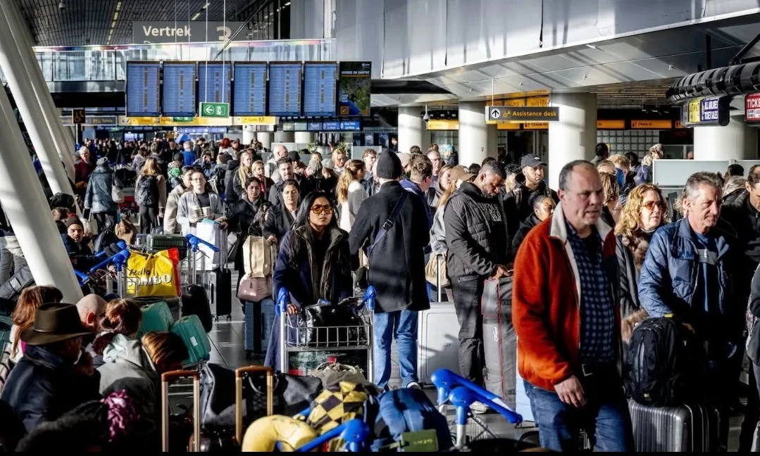 هولندا :     انهيار صورة مطار أمستردام والخطوط الهولندية بعد أسبوع كارثي