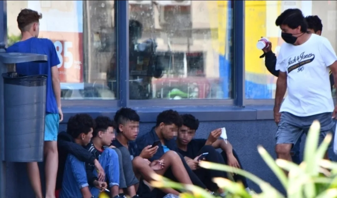 إسبانيا تسوّي أوضاع أكثر من 20 ألف شاب مهاجر … والمغاربة في الصدارة !