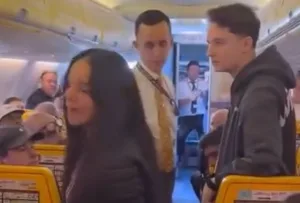 بالفيديو :    فوضى وعدوان سكيرة على رحلة مراكش–برشلونة تُجبر طائرة «ريان إير» على هبوط اضطراري بفاس