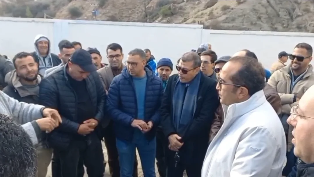 فيديو :     عامل الحسيمة يوجّه تحذيراً شديد اللهجة لرئيس جماعة أربعاء تاوريرت بسبب إقصاء الساكنة من الخدمات العمومية