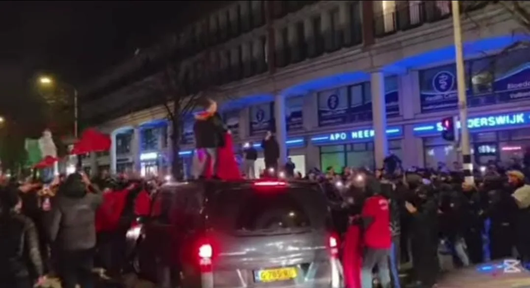 بالفيديو :     مشهد غير مسبوق في هولندا … الشرطة تشارك الجالية المغربية احتفالات التأهل لنهائي كأس إفريقيا