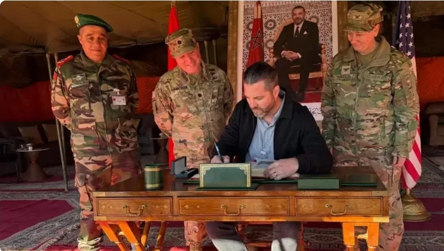 تعزيز التحالف الدفاعي: نائب وزير الحرب الأمريكي يزور القاعدة الجوية ببنجرير في خطوة استراتيجية مشتركة