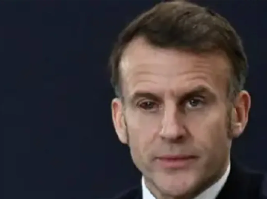 نشطاء نسبوا ذلك لزوجته بريجيت … ماكرون بعين مكسورة .. والفرنسيون يتساءلون: هل فعلَتها مرّة أخرى؟!!