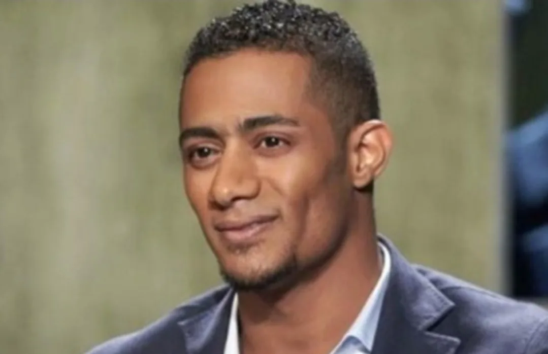 فضيحة فنية في ختام “الكان” بالمغرب :      مغنٍّ تافه يعتلي منصة الرباط والمسؤولية تطال المنتج رضوان