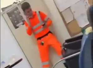 بالفيديو:      مغربي ثائر يثير الرعب داخل مركز صحي بإشبيلية … الطواقم الطبية تتحصن داخل غرف لحماية حياتها