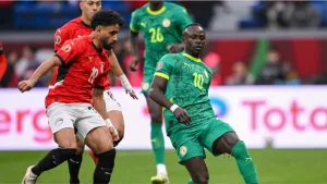الإتحاد الإفريقي لكرة القدم يعاقب لاعبين من منتخب مصر بالإيقاف بعد “إشارات الرشوة”