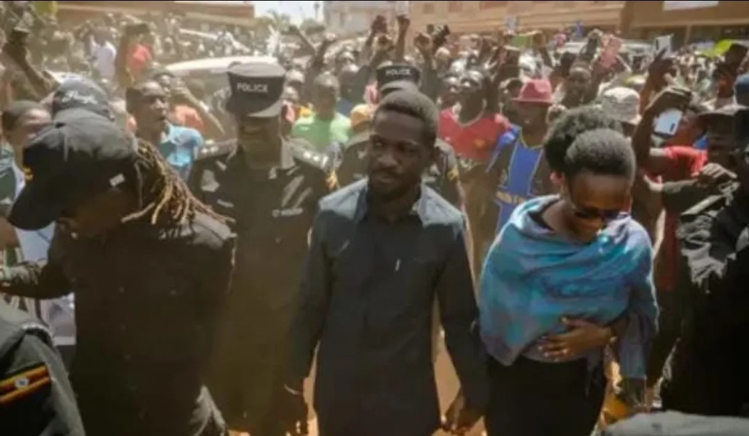 بمروحية عسكرية … اختطاف مرشح الرئاسة في أوغندا بعد الانتخابات في حدث يثير صدمة العالم