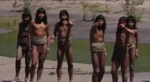 غابات الأمازون بلا أقنعة :     عين الكاميرا في المكان الخطِر … لحظة ظهور قبيلة اختارت العزلة إلى الأبد وبقيت خارج العالم