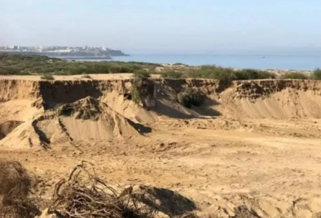 نهب الرمال يعيد دق ناقوس الخطر بالسواحل الممتدة من الحسيمة إلى طنجة