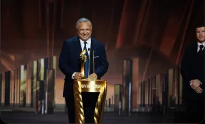 الدكتور مصطفى المنصوري سفير المغرب لدى العربية السعودية يتسلم جائزة الرياضي المفضل نيابة عن العملاق بونو