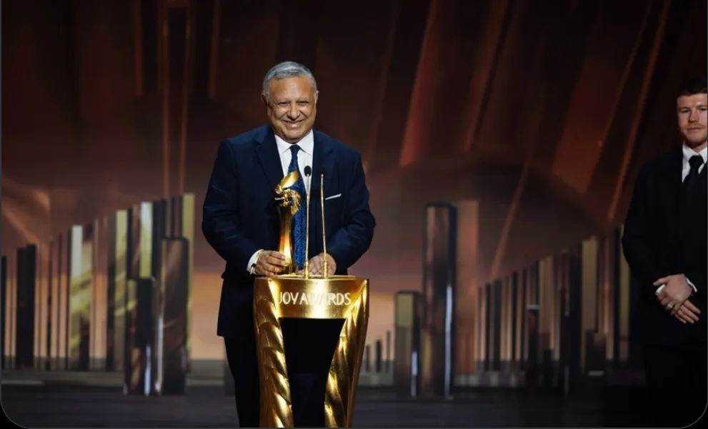 الدكتور مصطفى المنصوري سفير المغرب لدى العربية السعودية يتسلم جائزة الرياضي المفضل نيابة عن العملاق بونو