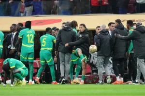 مهزلة كروية في نهائي إفريقيا :       الكاف يصدر بلاغ محتشم والسنغال تتجاوز القوانين … والركراكي يجب طرده