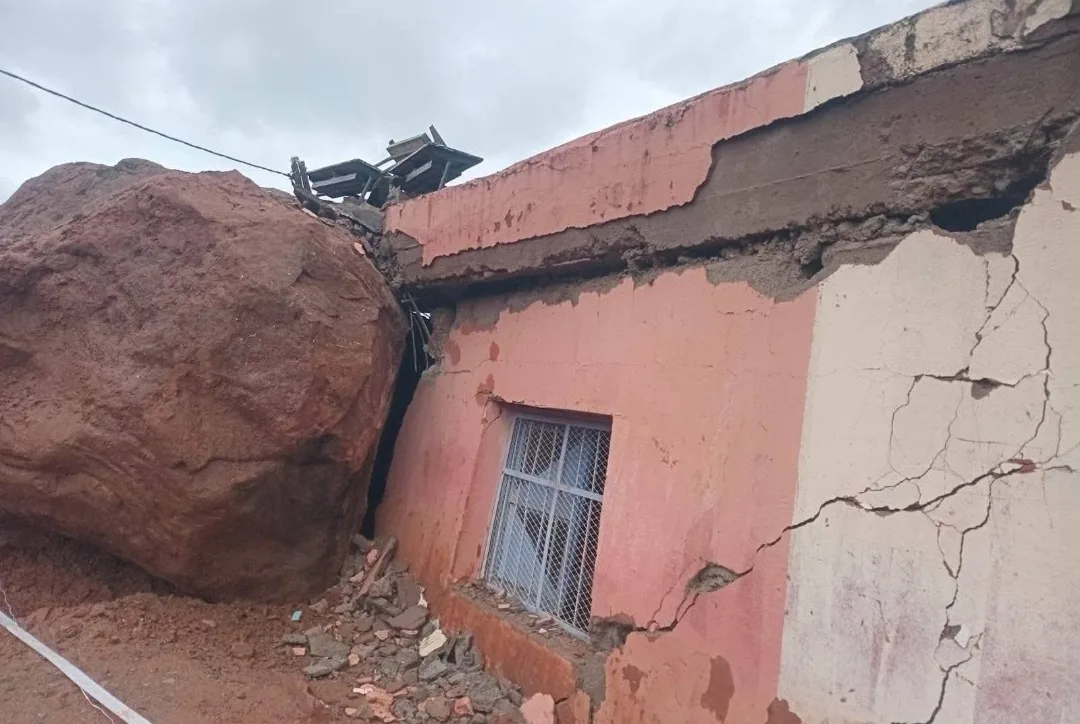 الحوز :     صخرة عملاقة تهوي على مدرسة ابتدائية وتدمرها بالكامل وتُخلف رعب شديد